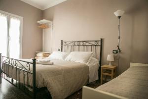 A bed or beds in a room at Vernazza2010 Rooms