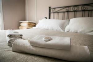 A bed or beds in a room at Vernazza2010 Rooms