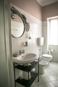 A bathroom at Vernazza2010 Rooms