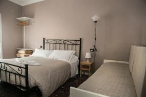 A bed or beds in a room at Vernazza2010 Rooms