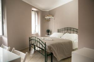 A bed or beds in a room at Vernazza2010 Rooms