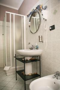 A bathroom at Vernazza2010 Rooms