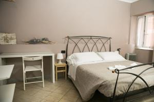 A bed or beds in a room at Vernazza2010 Rooms