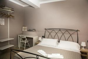 A bed or beds in a room at Vernazza2010 Rooms