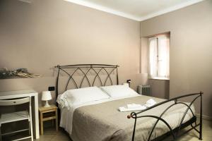 A bed or beds in a room at Vernazza2010 Rooms
