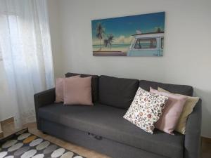 un soggiorno con divano e cuscini sopra di Apartments in Central Lisbon a Lisbona