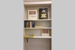 Knihovna v apartmánu