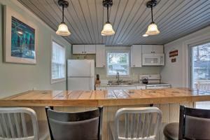 eine Küche mit einem großen Holztisch und Stühlen in der Unterkunft Shady Rest Studio 6 Mi to Ocean Isle Beach! in Shallotte