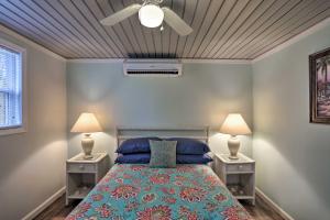 Säng eller sängar i ett rum på Shady Rest Studio 6 Mi to Ocean Isle Beach!
