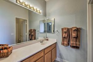 une salle de bain avec un lavabo et un miroir dans l'établissement 6 Mi to Pinnacle Peak Park Home with BBQ and Yard, à Scottsdale 20 autres photos
