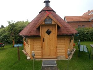 a small log cabin with a tiled roof at Büdnerei 51 in Dändorf