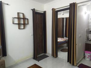 een kamer met twee spiegels aan een muur bij The Raveesh Lado - 1BHK Fully Furnished Apartment in New Delhi
