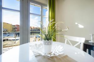uma mesa de jantar branca com uma planta em Casa Del Porto em Chania Town