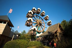 a large ferris wheel in a theme park at Vakantiepark Slagharen in Slagharen