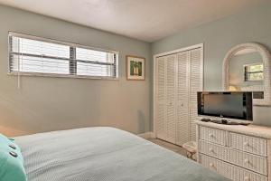 Televiisor ja/või meelelahutuskeskus majutusasutuses Jensen Beach Home with Pool Access Less Than 1 Mi to Beach!