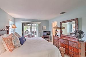 Voodi või voodid majutusasutuse Jensen Beach Home with Pool Access Less Than 1 Mi to Beach! toas