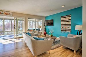 una sala de estar con paredes azules y sofás en Modern Boise Vacation Rental with Yard Near Downtown, en Boise