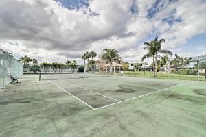 Tennis ja/või seinatennis majutusasutuses Jensen Beach Home with Pool Access Less Than 1 Mi to Beach! või selle läheduses