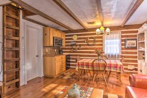 Η κουζίνα ή μικρή κουζίνα στο Maltese Ranch Cabin Near Medora Attractions! +16 φωτογραφίες