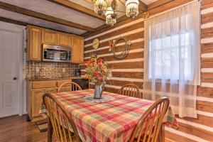 Η κουζίνα ή μικρή κουζίνα στο Maltese Ranch Cabin Near Medora Attractions!