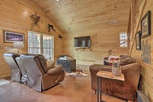 ein Wohnzimmer mit 2 Ledersesseln und einem TV in der Unterkunft Peaceful Family Cabin on 10 Acres with Game Room! in Heflin