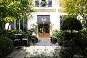 une porte d'entrée d'une maison munie d'un panneau. dans l'établissement Hôtel Regent's Garden - Astotel, à Paris