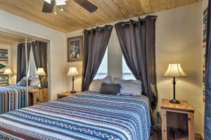 Katil atau katil-katil dalam bilik di Ruidoso Condo with 2 Private Decks and Hot Tub!
