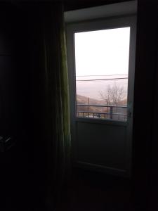 ventana en una habitación con vistas a un balcón en Goga Guesthouse, en Signagi