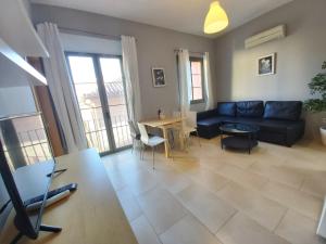 salon z kanapą i stołem w obiekcie Del Parque Flats Central w Maladze