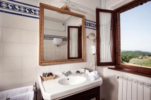 bagno con lavandino e specchio di Villa Poggiano a Montepulciano