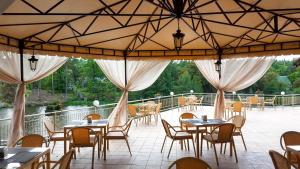 een restaurant met tafels en stoelen op een patio bij Заміський комплекс "Пуща Лісна" in Moshchun