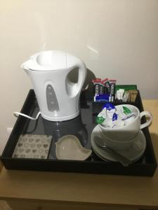 uma bandeja com comodidades para preparar café e um bule de chá em The Loco em Doncaster