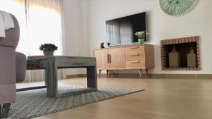 salon ze stołem, komodą i zegarem w obiekcie Casa de la Jara 10 w mieście Sanlúcar de Barrameda +23 zdjęcia