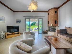 Et sittehjørne på Villa Afionas - 3 minutes from the beach with heated Eco-Pool and Sunset view