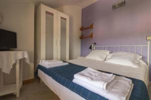 A bed or beds in a room at Hostal Arribes del Duero