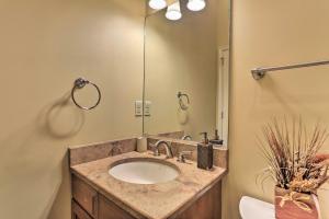 Koupelna v ubytování Townhome with Grill Less Than 1 Mi to Big Boulder Mountain + 19 fotografií