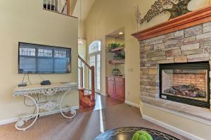 TV a/nebo společenská místnost v ubytování Townhome with Grill Less Than 1 Mi to Big Boulder Mountain