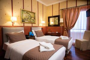 Giường trong phòng chung tại Anastazia Luxury Suites & Spa