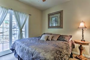 1 dormitorio con cama y ventana en Lake Harmony Townhome Less Than 1 Mi to Big Boulder Lake!, en Lake Harmony