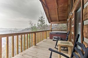 En balkon eller terrasse på Sevierville Cabin with Private Hot Tub and Fireplace!