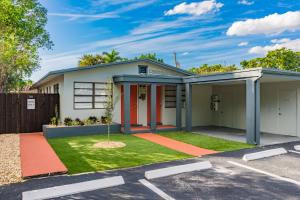 uma casa com uma entrada em frente em Hainsley Apartments - Walk to Wilton Drive em Fort Lauderdale