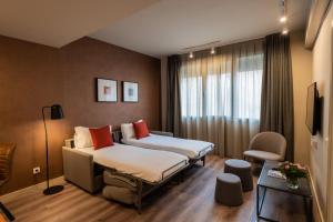 Un pat sau paturi într-o cameră la Atenea Rekord Suites