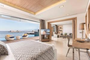 Гостиная зона в Elounda Beach Hotel & Villas, a Member of the Leading Hotels of the World
