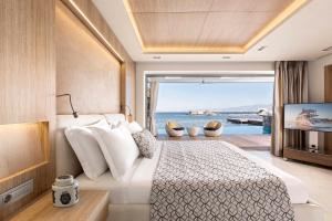 Кровать или кровати в номере Elounda Beach Hotel & Villas, a Member of the Leading Hotels of the World +37 фотографий