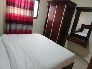 Un pat sau paturi într-o cameră la Petra Visitors Hotel