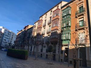 eine Reihe von Gebäuden auf einer Stadtstraße in der Unterkunft Riojano y Coqueto in Logroño