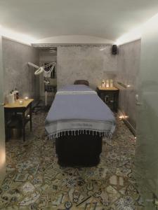 een kamer met een bed in een kamer met een tafel bij La Villa Bleue-Sidi Bou Said in Sidi Bou Saïd