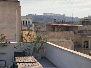 アテネにあるBoutique Central Apartments Acropolis Viewのバルコニー(テーブル、椅子付)