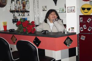 Eine Frau, die an einem Tisch im Friseursalon sitzt. in der Unterkunft Ferienwohnung Höbart in Dorfstetten