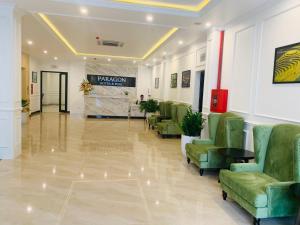 een lobby met groene stoelen en een wachtkamer bij Paragon Noi bai Hotel & Pool in Hanoi